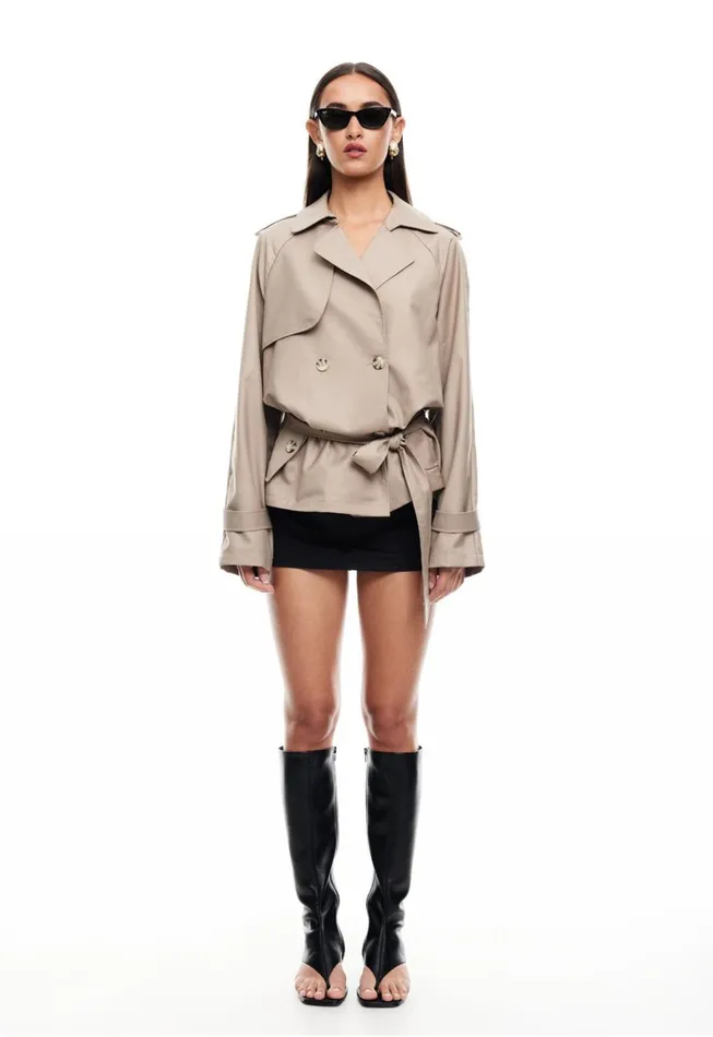 Lioness Fashion CROPPED TRENCHEROUS COAT Mushroom Women Outerwear Lioness Fashion CROPPED TRENCHEROUS COAT Mushroom Women Outerwear