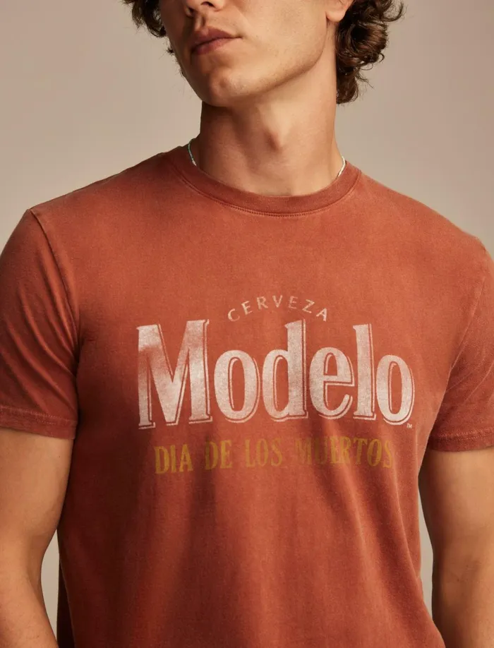 Modelo Bottle Arabian Spice Men Lucky Brand Graphic Tees