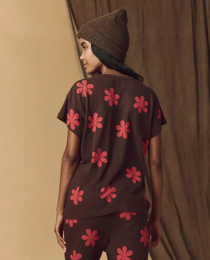 Novelty Tees and Sweats Women The Great The Hand Stamped Boxy Crew Mocha With Hot Red Daisy Novelty Tees and Sweats Women The Great The Hand Stamped Boxy Crew Mocha With Hot Red Daisy