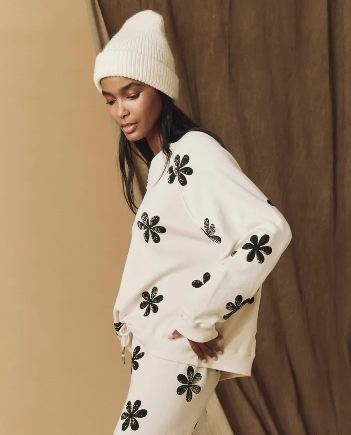 Novelty Tees and Sweats Women The Great The Hand Stamped Slouch Sweatshirt Washed White With Black Daisy Novelty Tees and Sweats Women The Great The Hand Stamped Slouch Sweatshirt Washed White With Black Daisy
