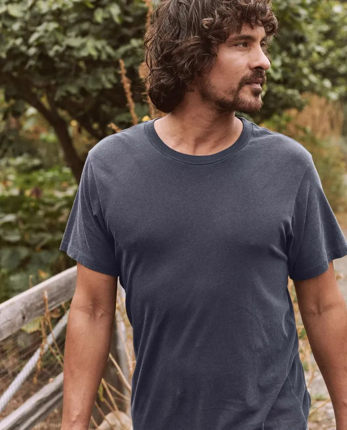 Tees and Sweats Men The Great The Men039s Slim Tee Washed Navy