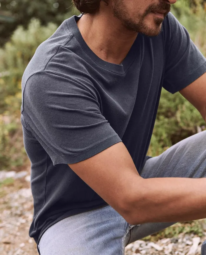 Tees and Sweats Men The Great The Men039s Slim Tee Washed Navy