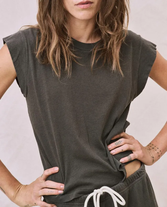 Tees Women The Great The Peak Shoulder Tee Washed Black Tees Women The Great The Peak Shoulder Tee Washed Black
